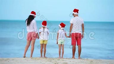 一家人和两个孩子一起过暑假庆祝圣诞节
